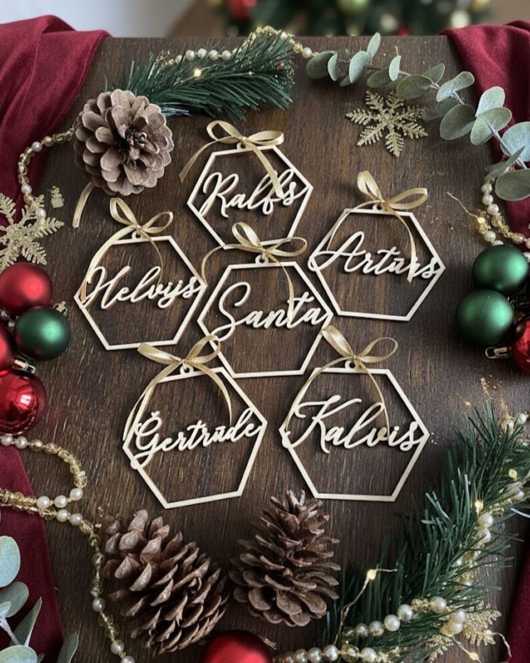 Ziemassvētku rotājumi ar vārdu heksagona formā