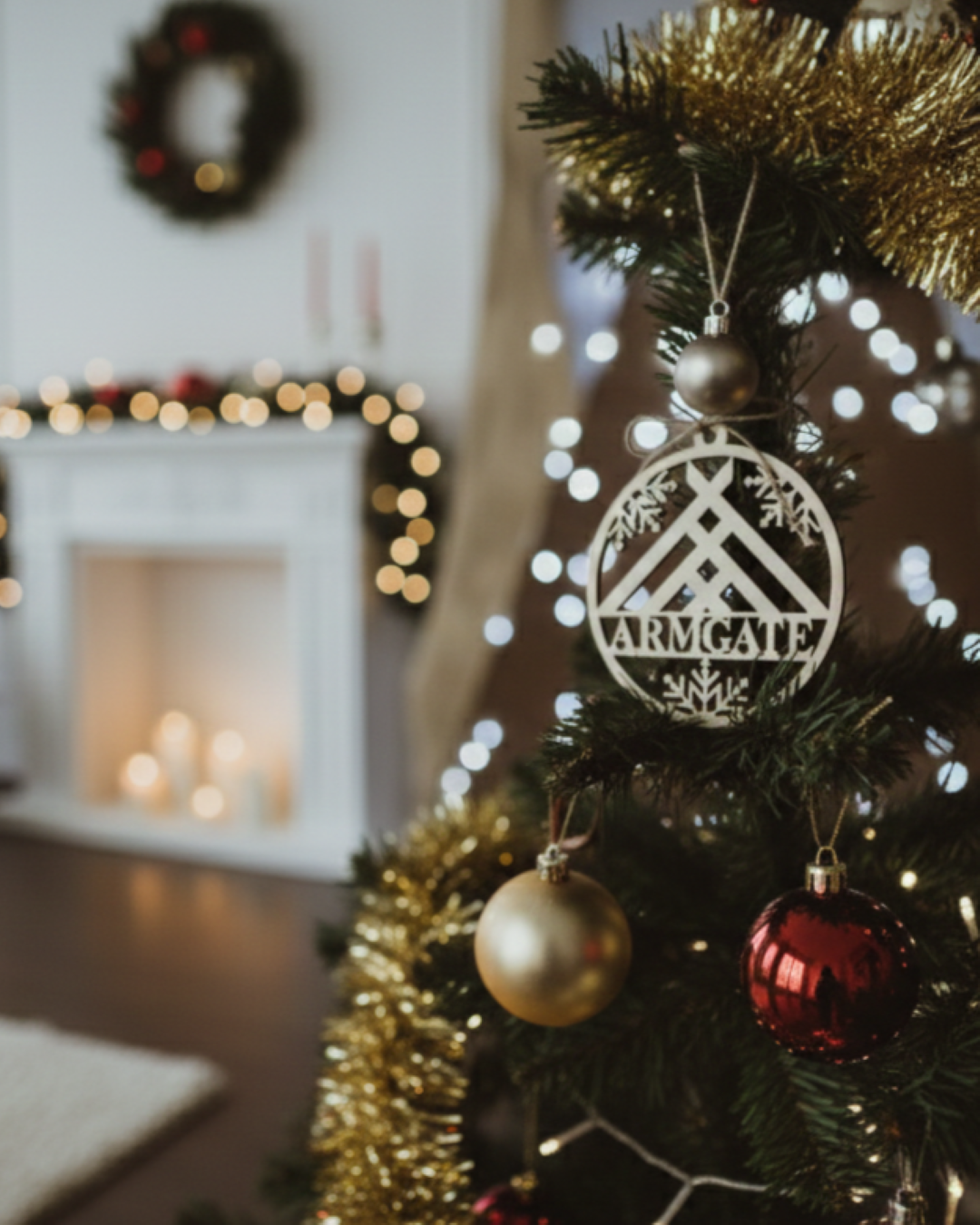 Ziemassvētku rotājumi ar logo