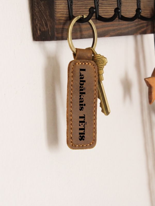 Personalizēts ādas atslēgu piekariņš ar gravējumu Labkākais TĒTIS